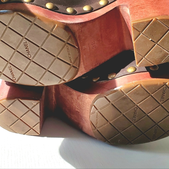CHANEL CC Logo Vtg. Brown Platform Clogs Brass Accent Flawless On Trend Rare - Picture 5 of 14